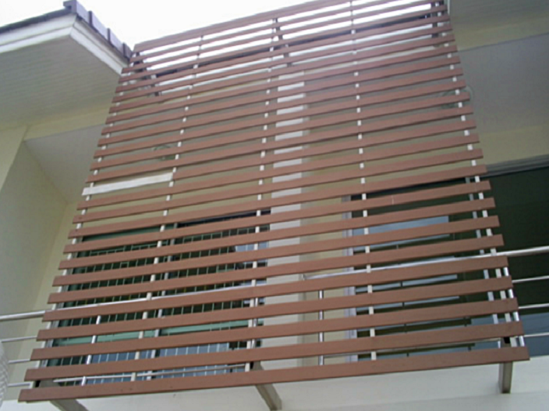 có nên mua lam chắn nắng gỗ nhựa hay không