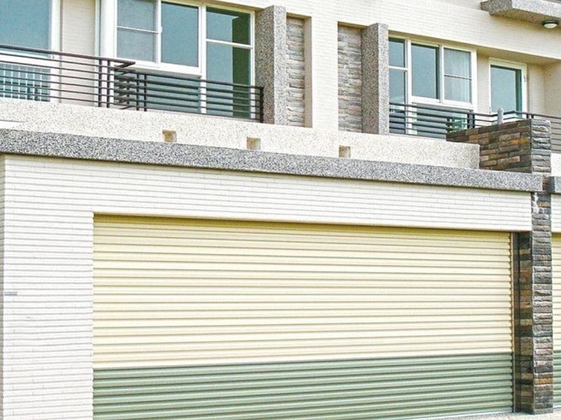 Cách lau chùi cửa cuốn và quy trình vệ sinh cửa cuốn 6