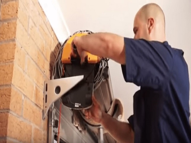 Quy trình bảo dưỡng cửa cuốn tại nhà an toàn 2