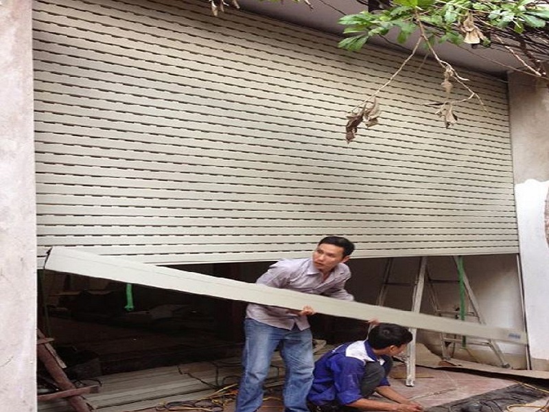 Những nguyên nhân khiến cho cửa cuốn bị kẹt và cách khắc phục tại nhà 1 