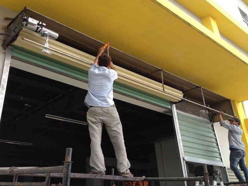 Những nguyên nhân khiến cho cửa cuốn bị kẹt và cách khắc phục tại nhà 4